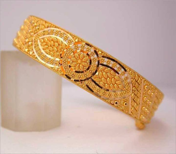 New-Gold-Bangle-Designs-for-Women010